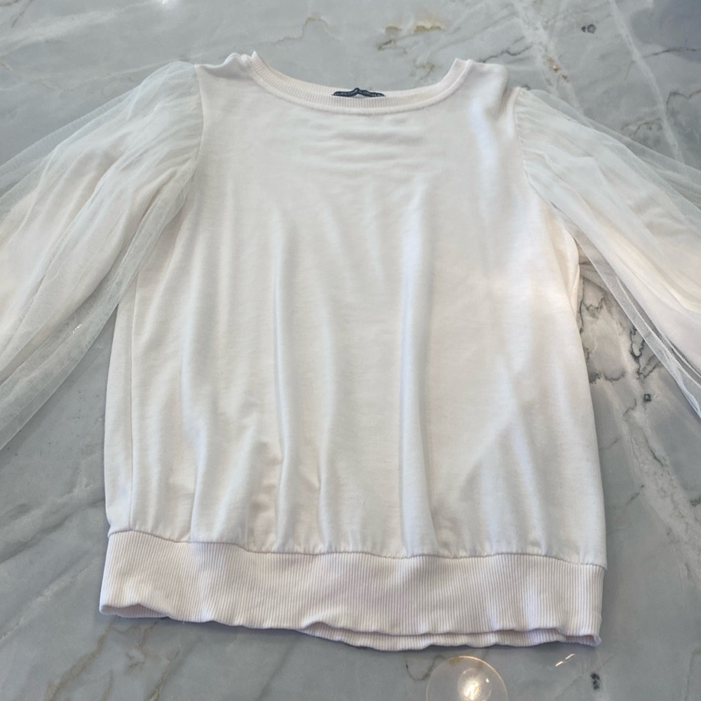 Cute top w tulle wrapped balloon sleeves, soft fabric